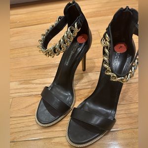 BCBG Generation black sandal with gold tone accents. Size 7